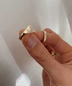 แหวนตราประทับเพชรทรงกลมเพาะเลี้ยงในห้องปฏิบัติการ ดีไซน์ดาว 14K ทองคำแท้ 11x10 มม. แบบมินิมอล สลักลายได้ ใช้ได้ทุกวัน แหวนวงเล็ก - Product Image 3