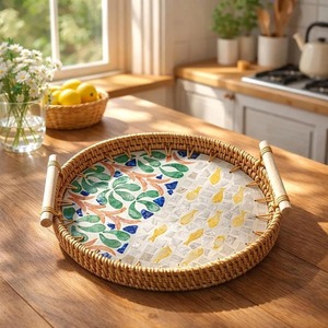 Plateau de service en rotin design avec incrustations de nacre, idéal pour les occasions spéciales, les services festifs et les cadeaux, provenant d'Inde. - Product Image 2
