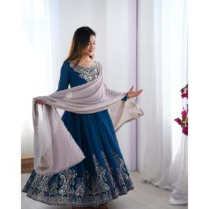 Vestido de Diseño Hecho a Mano con Corte en A, Bordado Intenso con Lentejuelas y Hilos Múltiples, con Cintura Natural y Dupatta - Product Image 2