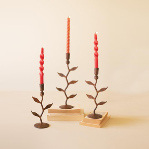 Ensemble de trois chandeliers en métal forgé bronze rustique en forme de branche, avec des accents de feuilles organiques détaillées sur les tiges - Product Image 2