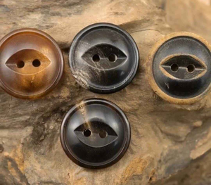 Botón de Camisa de Cuerno de Búfalo Tallado a Mano, Color Marrón Negro, Artesanía Natural, Ecológico y Moderno, de Blossom Craft India - Product Image 3