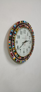 Belle horloge murale artisanale en crayons de couleur pour la décoration de la maison, horloge murale en bois moderne pour le salon et la décoration murale - Product Image 4