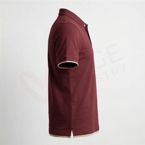 เสื้อโปโลผู้ชายสีแดงเบอร์กันดี แขนสั้น ผ้าคอตตอนปิเก้ สวมใส่สบาย ระบายอากาศได้ดี ทรงปกติ ดีไซน์ถักแบบเรียบ โลโก้ด้านหน้า - Product Image 4