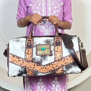 กระเป๋าเดินทางหนังวัวแท้ลายดอกไม้ประดับ Concho สีฟ้าคราม ดีไซน์ใหม่ประจำเดือนกันยายน  กระเป๋าสะพายข้างหนังแท้ลายดอกไม้  กระเป๋าเดินทางสำหรับวันหยุดสุดสัปดาห์ - Product Image 2