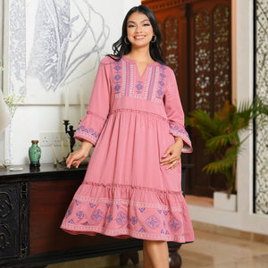 Robe décontractée rose à volants brodés pour femmes - Product Image 1