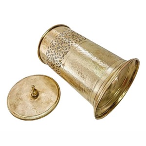 Contenedor de basura con acabado dorado premium y adornos ornamentales, ideal para catering y ocasiones festivas. Venta al por mayor desde India. - Product Image 3