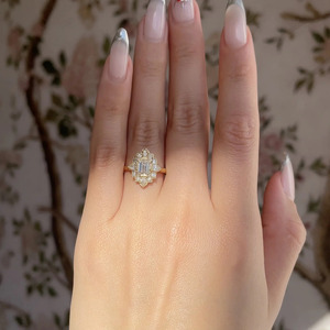 Bague de fiançailles vintage en or jaune 14 carats avec diamant de laboratoire taille émeraude et halo - Product Image 6