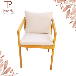 Fauteuil en bois ThinhPhu, dossier solide, coussin beige, design scandinave, mobilier d'extérieur, pieds coniques, siège confortable - Product Image 1