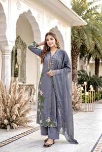 Conjunto de Kurta y Palazzo de Corte Recto Estilo Pakistaní de Seda Romana Regal con Dupatta de Georgette Bordada, Ropa Étnica - Product Image 3