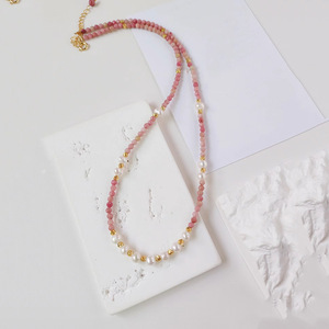 สร้อยคอหินธรรมชาติอเนกประสงค์ทันสมัย พร้อมไข่มุกน้ำจืดสีชมพู สายคล้องคอแบบปรับได้ สร้อยคอแฟชั่นสำหรับใส่กับเสื้อสเวตเตอร์ - Product Image 4