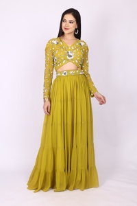 Collection de vêtements de créateurs modernes, ensemble robe 2 pièces avec de magnifiques perles et des détails en sequins sur les manches et la ceinture de la jupe. - Product Image 2