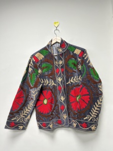 Chaqueta Acolchada Suzani de Terciopelo Ecológico Hecha a Mano para Mujer, Bordada con Flores, Estilo Boho Indio, Abrigo Regular Vintage de Algodón Transpirable - Product Image 2