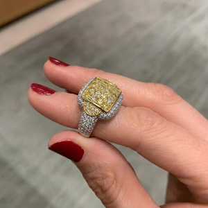 Anillo de boda y cóctel de lujo vintage de oro amarillo de 18K con diamantes, para mujer, con diseño de cojín elegante, racimo completo, micro pavé y banda de declaración en forma de cúpula - Product Image 2