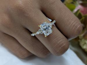 Bague de fiançailles en moissanite taille radiant 2 carats, bague solitaire de mariage en diamant, bague en or jaune massif 10 carats, cadeau pour femme - Product Image 4