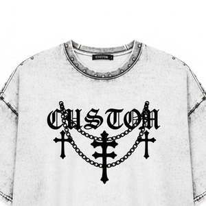 เสื้อครอปท็อปผ้าฝ้ายเกรดพรีเมียม 300GSM สีเทาฟอกกรด |   เสื้อยืดโอเวอร์ไซส์สไตล์สตรีทแวร์ ลายกางเขนโกธิคแบบกำหนดเอง ตกแต่งด้วยหมุดที่คอเสื้อ - Product Image 3