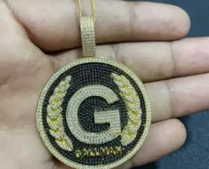 Colgante de Letra Personalizado con Moissanita Real de Corte Redondo de 2.80Ct, Plata de Ley Chapada en Oro para Mujer - Product Image 1