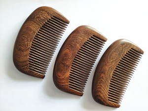 Peine de madera hecho a mano con forma natural, duradero, diseñado para el cuidado de la barba, masaje, regalo - Product Image 1