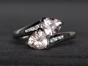 แหวนแต่งงานมอร์แกไนต์ธรรมชาติทรงทริลเลียน พลอยสีชมพู เงินแท้ แหวนพลอยคู่สำหรับผู้หญิง - Product Image 6