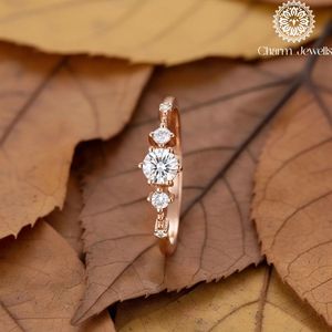 แหวนหมั้นผู้หญิง Charm_Jewells ชุบทองคำขาว 18K ประดับเพชรโมอิสซาไนต์ทรงคุชชั่น ดีไซน์คลาสสิคแบบหนามเตย พร้อมใบรับรอง IGI - Product Image 4