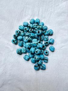 Perles de verre soufflé artisanales africaines en gros |   Ovale sculpté Krobo |   Emballage en vrac pour bijoux, boîte à pois turquoise, orange et noire - Product Image 1