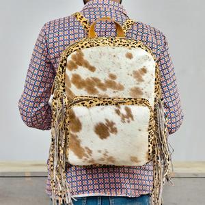 Mochila de cuero vacuno con detalles de estampado de leopardo y flecos, cierre de cremallera de forma cuadrada, capacidad media, para todas las estaciones - Product Image 1