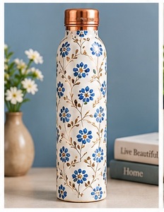 Botella de Agua de Cobre de Arte Tradicional con Dos Tazas, Diseño de Hojas Grabadas, Bebedero Ayurvédico Portátil - Product Image 3
