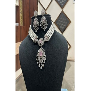 Magnifique ensemble collier et boucles d'oreilles classiques en laiton plaqué argent avec zircon CZ de qualité supérieure pour femme, idéal pour les fiançailles, les mariages et les soirées. - Product Image 1