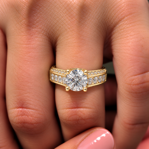 แหวนเพชรทรงกลมเพาะเลี้ยงในห้องปฏิบัติการ ทอง 14K 18K แหวนเพชรเม็ดเดี่ยวแบบฝังช่อง 1.10 กะรัต DEF VVS เครื่องประดับชั้นดีสำหรับผู้หญิง แหวนแต่งงาน ODM - Product Image 2