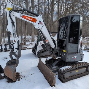 Mini-excavatrice Bobcat E40 de haute qualité, offrant des dimensions compactes, une forte capacité de levage, des commandes précises et un fonctionnement fiable. - Product Image 6