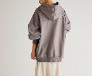 Sweat à capuche gris clouté pour homme, manches longues, polaire 100% coton, hiver, poche kangourou, détails rivets, streetwear décontracté - Product Image 3