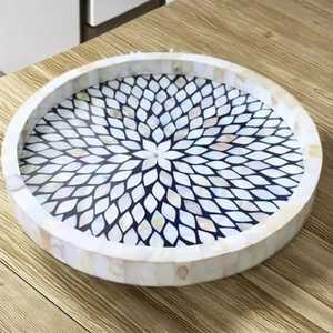 Plateau de service décoratif rond fait main en bois et nacre pour la cuisine, plateau de service en résine pour ustensiles de table - Product Image 1