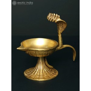 Soporte Diya de latón hecho a mano de 5 pulgadas con serpiente Panchamukha, ropa y accesorios musulmanes tradicionales hechos en India - Product Image 1