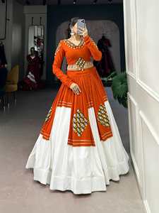 Conjunto de Lehenga Choli listo para usar para Navratri, con tela de rayón de diseño que se ha enriquecido con el tradicional patchwork Gamthi y un toque de Gota Patti. - Product Image 5