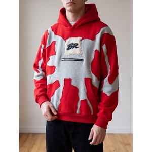 Sweat-shirt à capuche oversize pour homme, imprimé graphique rouge et blanc, style streetwear, en molleton avec patch artistique - Product Image 4