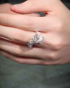 แหวนเพชรทรงรีเพาะเลี้ยงในห้องปฏิบัติการ ดีไซน์โค้งประดับเพชรทรงบาแกตต์ด้านข้าง แหวนสัญญาทันสมัย ทองคำขาว 14K เครื่องประดับชั้นดีสำหรับวันเกิด - Product Image 3