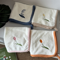 Serviette de toilette rectangulaire en velours corail brodé jacquard, douce, absorbante et à séchage rapide, idéale pour la fête des Mères ou comme cadeau de mariage.