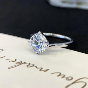 Anillo de Diamante Cultivado en Laboratorio de Corte Redondo de 2 Quilates con Oro Amarillo de 14K, Anillo Moderno con Engaste Cruzado, Anillo de Diamante Certificado IGI de Oro Amarillo de 14K - Product Image 1
