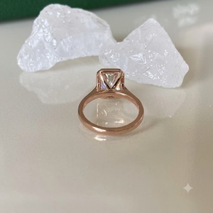 Anillo de Diamante Cultivado en Laboratorio con Corte Radiante, Bisel de Oro, Solitario, para Compromiso o Boda, para Mujer - Product Image 4