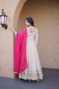 Vestido Anarkali Tradicional Indio con Bordado Zari, Elegante, para Fiestas y Bodas, Ropa de Gala para Mujer - Product Image 5