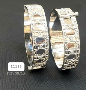 ขายส่งกำไลข้อมือผู้หญิง SARA ชุบทอง 24K สแตนเลสสตีล ดีไซน์คลาสสิก ทันสมัย คุณภาพสูง - Product Image 2