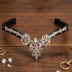 Bride de dressage artisanale en cuir rembourré, élégante, luxueuse, avec cristaux floraux colorés en forme de V, pour cheval. - Product Image 6