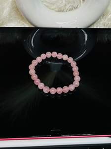 Bracelet élastique fait main en perles de cristal de quartz rose rondes de 8 mm du Gujarat - Protection spirituelle et croissance des qualités semi-précieuses - Product Image 4