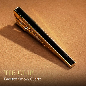 Elegante pasador de corbata para hombre chapado en oro de 18 quilates con piedra preciosa de cuarzo ahumado facetado Feng Shui – KCVDADEG003 |   Colección Tinh Vu |   Vietnam - Product Image 1