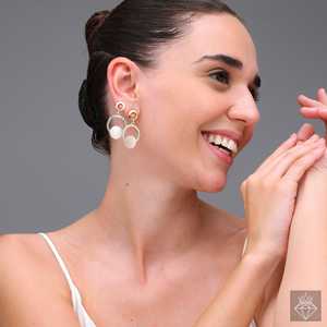 Pendientes de tuerca finos Allure Moonlit de PRAO con elegante diseño colgante - Product Image 1