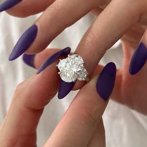 Bague de fiançailles à trois pierres en diamant ovale de 5 carats cultivé en laboratoire, diamants latéraux en demi-lune, or blanc, certifiée IGI - Product Image 5