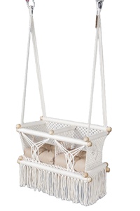 Balançoire pour bébé faite à la main siège en coton macramé avec cadre en bois indigène pour une utilisation intérieure et extérieure - Product Image 3