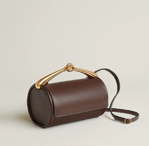 Pochette allongée en cuir tanné, à silhouette large et finitions dorées élégantes. Disponible à prix de gros. - Product Image 4