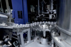 Machine automatique rotative BlowTech la plus vendue pour la fabrication de bouteilles en plastique PET, utilisée dans l'industrie cosmétique et chimique, disponible à la vente - Product Image 5