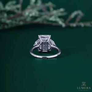 Bague de fiançailles en or blanc 18 carats avec trois diamants de laboratoire taille émeraude de 5,8 carats et pierres latérales trapézoïdales, certifiée IGI, luxe - Product Image 5