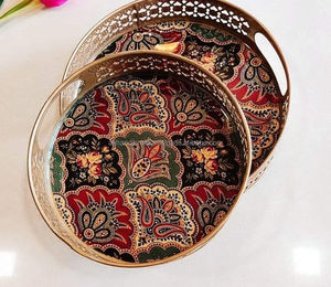 Bandeja Decorativa de Hierro, Diseño Floral Paisley Rojo Vintage, Plato Metálico para Almacenamiento con Borde Dorado Recortado, Organizador para Mesa de Centro - Product Image 1